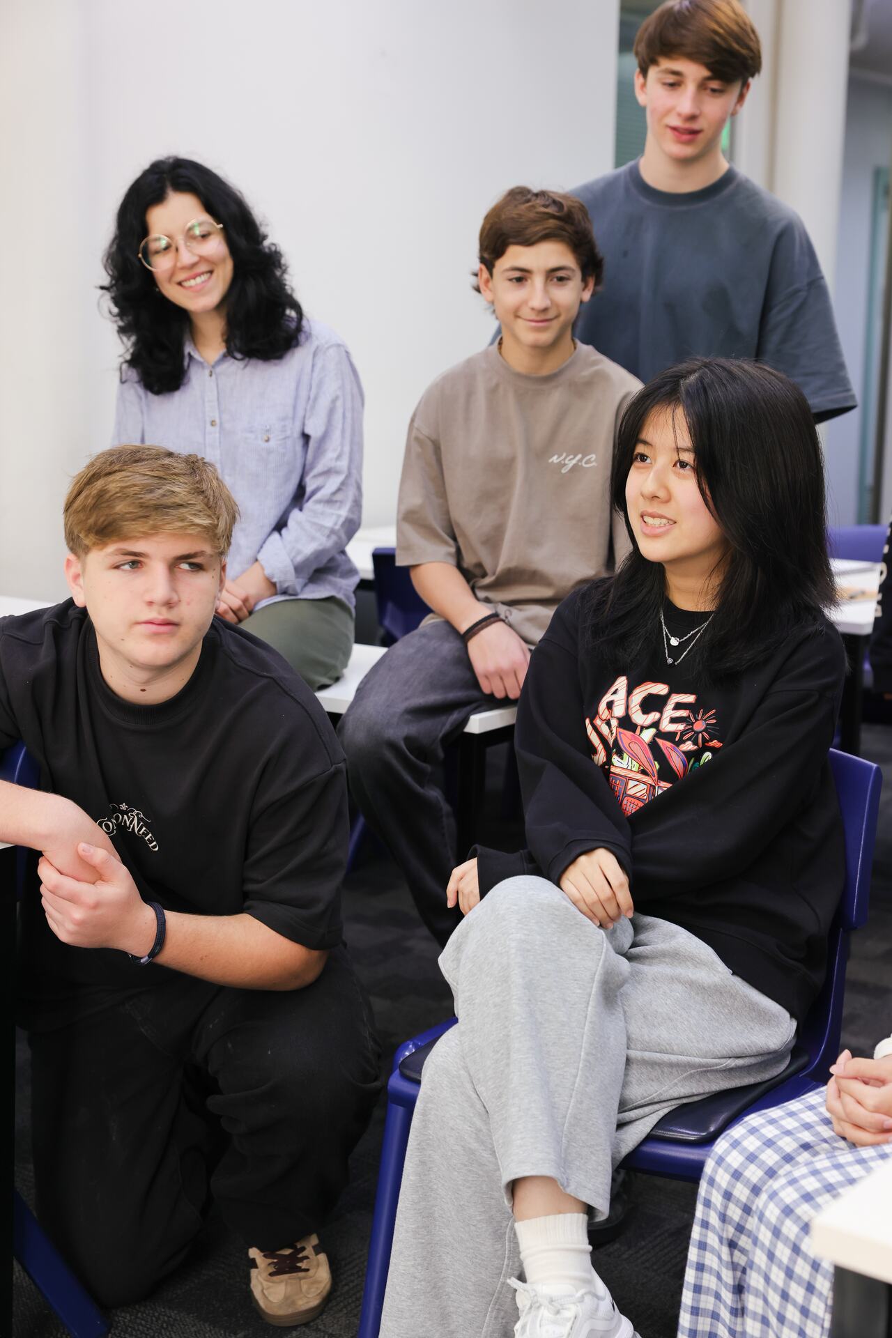 Internationale Studierende lernen gemeinsam in einem betreuten Klassenzimmer